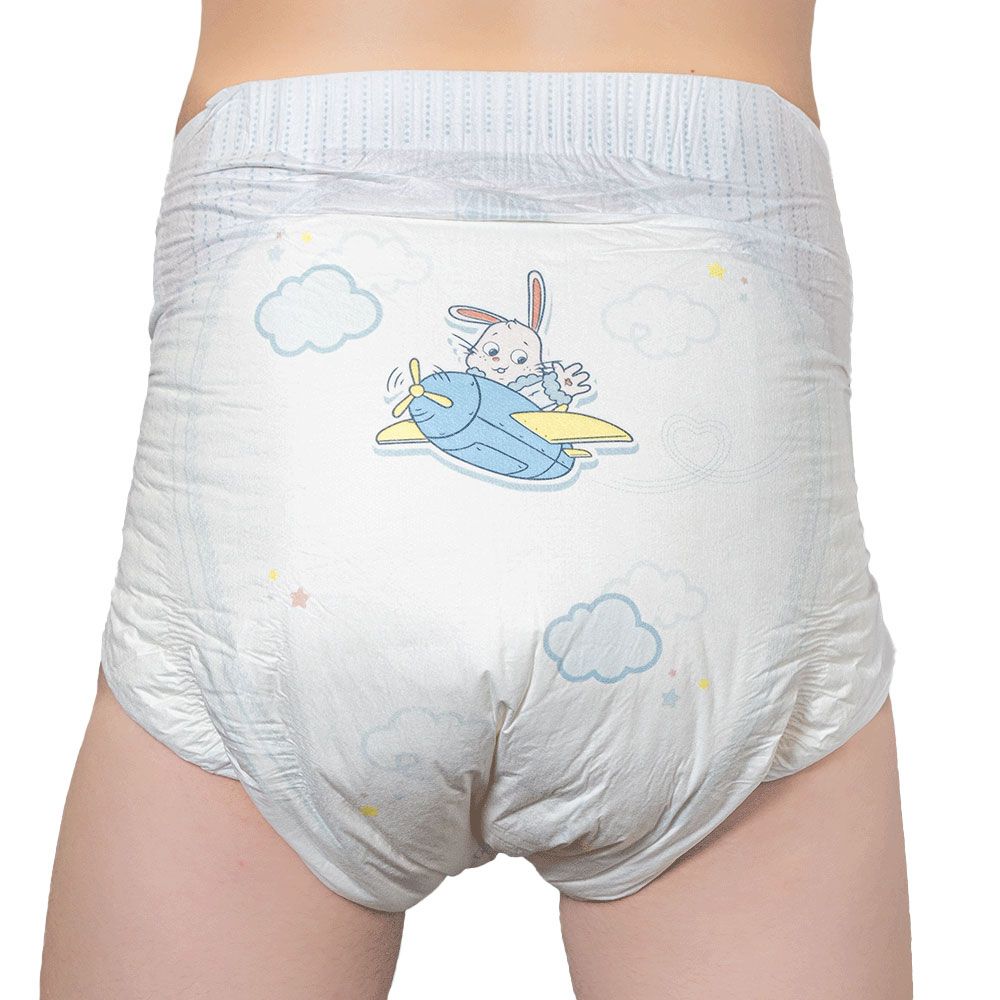 Eine Unterhose mit lustigem Design ist zu sehen. Auf der Rückseite ist ein niedlicher Hase abgebildet, der in einem Flugzeug fliegt, umgeben von Wolken und Sternen.