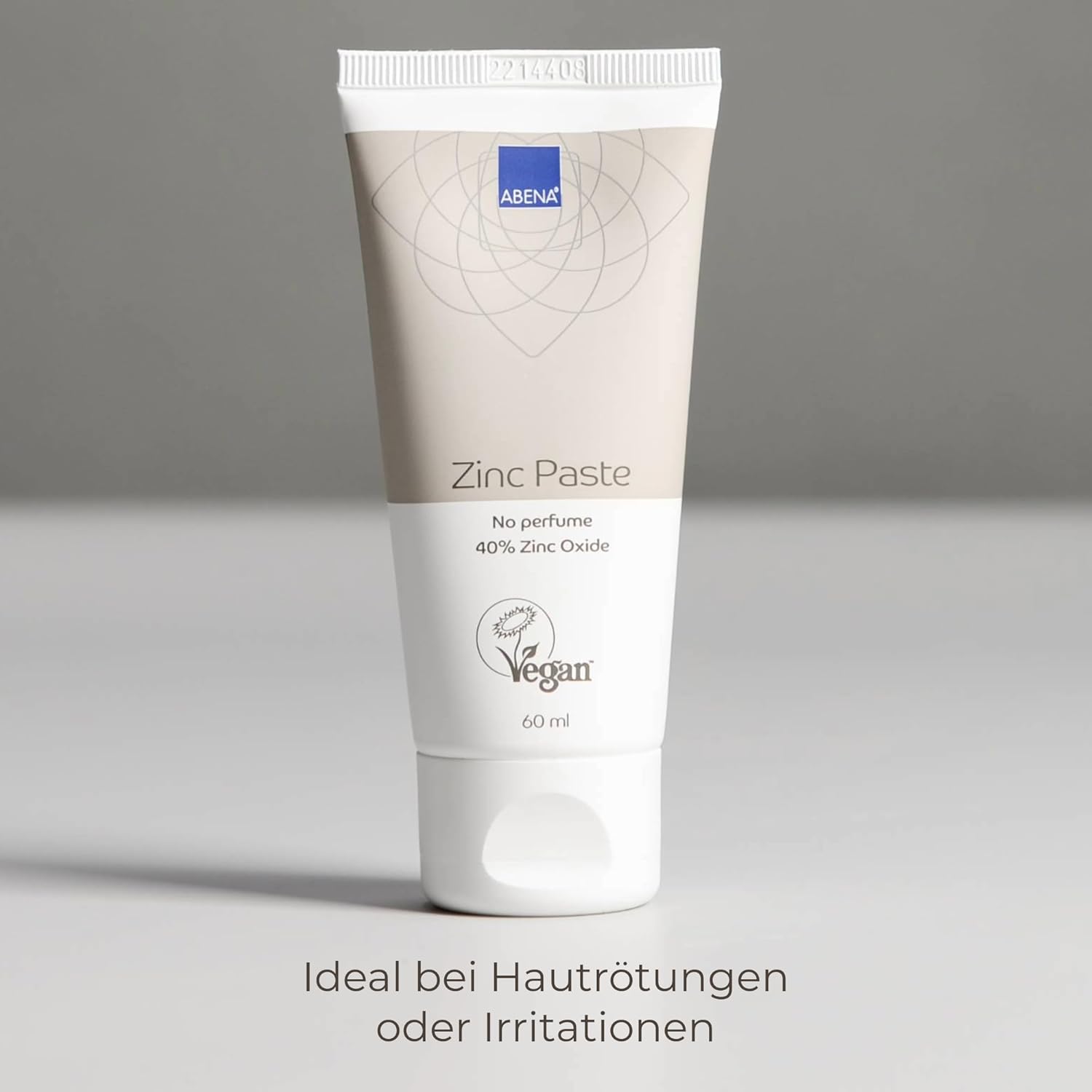 Zinkpaste in einer 60 ml Tube. Sie zeigt eine helle, schlichte Verpackung mit dem Schriftzug -Zinc Paste- und Informationen zu Inhaltsstoffen. Im Hintergrund ist eine graue Fläche. Text: -Ideal bei Hautrötungen oder Irritationen.-