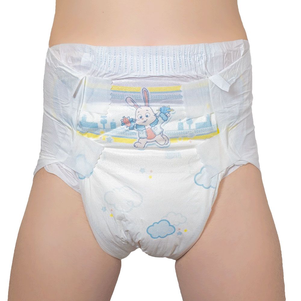 Eine Windel mit buntem Tierdesign (einem Hasen) ist um die Hüften einer Person gelegt. Der Hintergrund ist neutral und farblos, wodurch die Windel im Fokus steht.