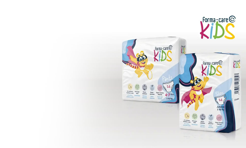 Zwei Packungen Windeln für Kinder stehen auf einem hellen Hintergrund. Die Verpackungen sind bunt gestaltet, zeigen ein fröhliches Maskottchen und enthalten Informationen über verschiedene Produkte. Oben ist das Logo -forma-care KIDS- zu sehen.