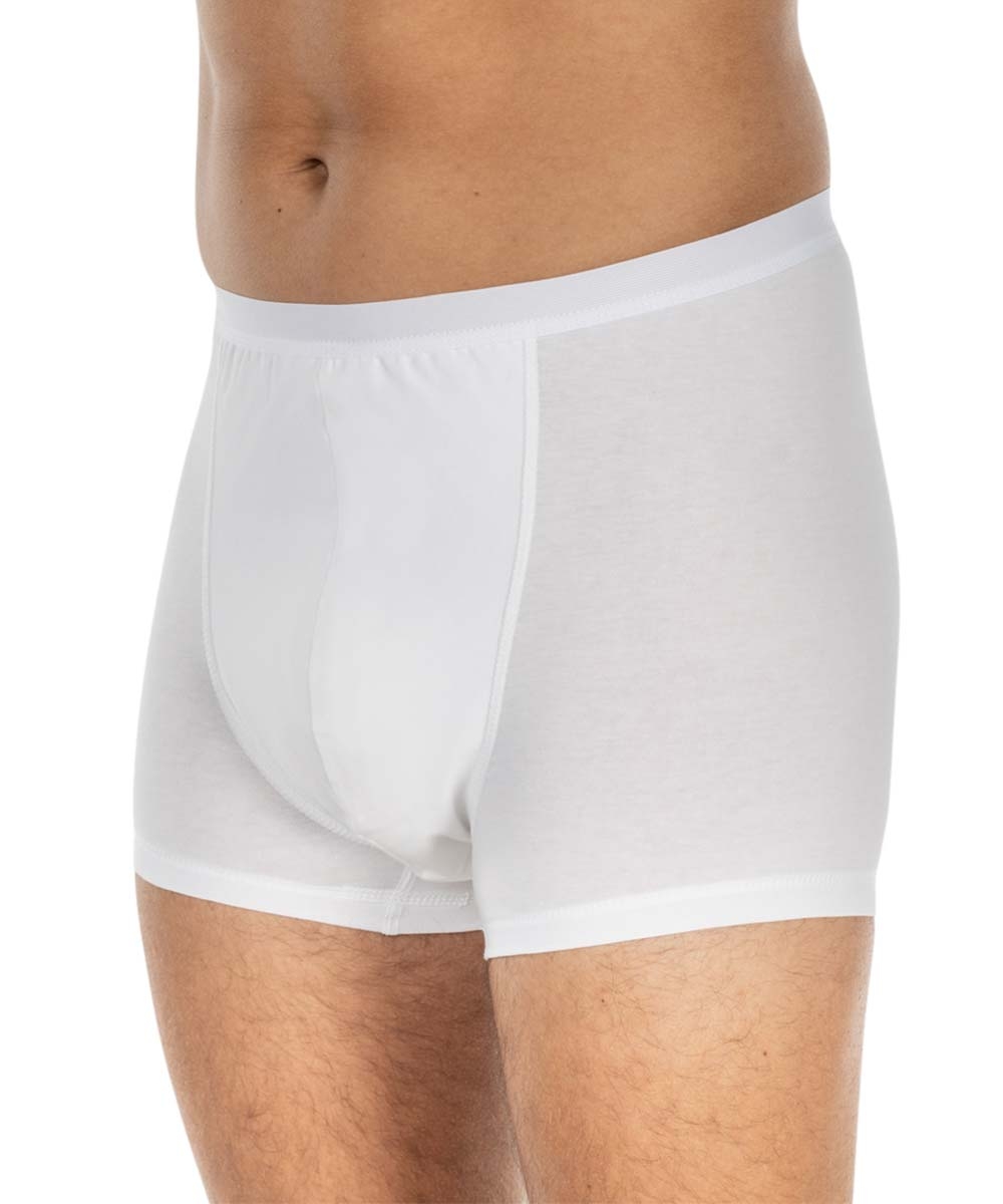 Eng anliegende, weiße Unterhose auf einem männlichen Modell präsentiert. Die Shorts sind aus einem weichen Material gefertigt und haben einen elastischen Bund. Der Hintergrund ist neutral.