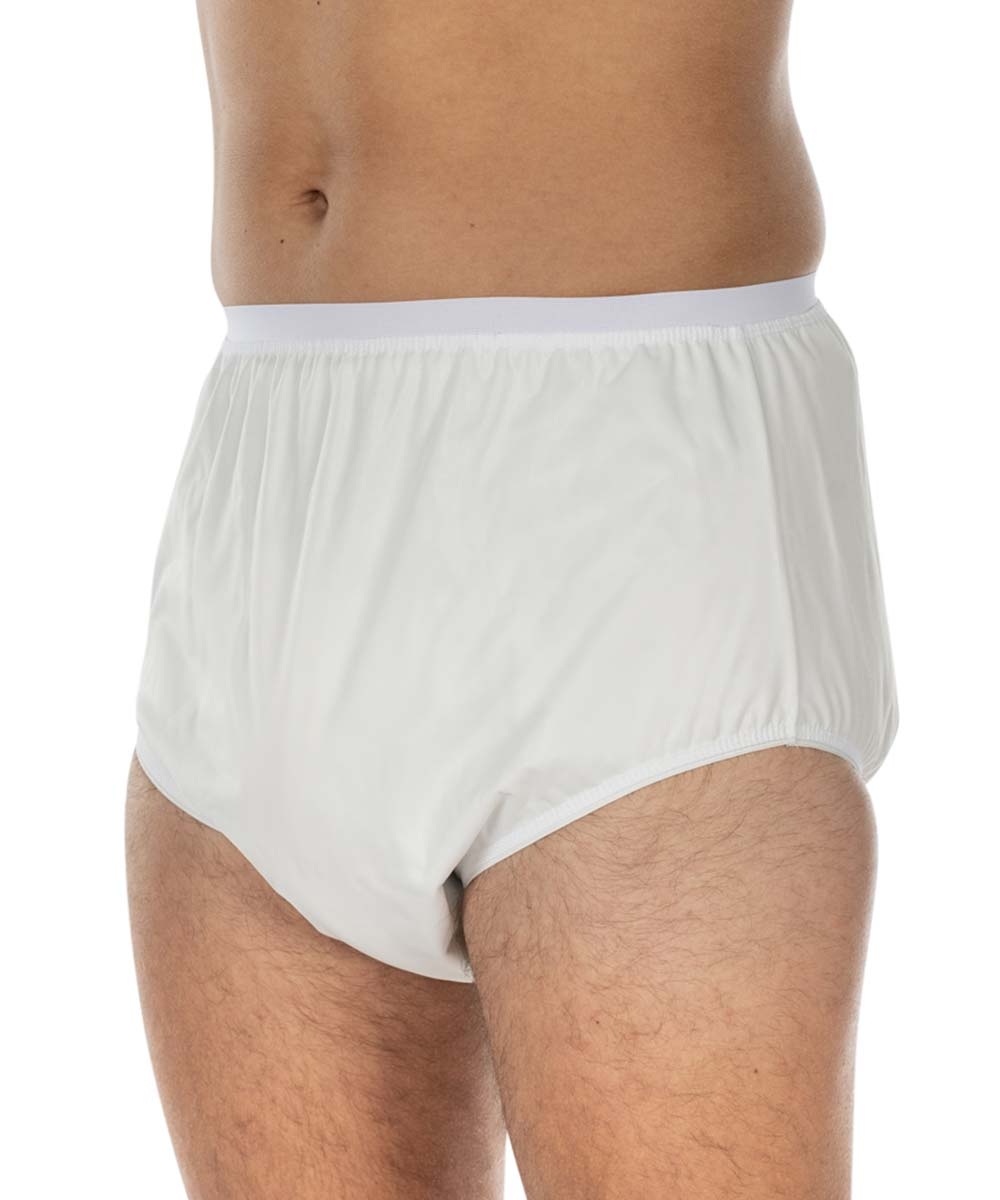Weiße Inkontinenzhose aus einem glatten Material, wie sie an einer männlichen Person getragen wird. Die Hose hat einen elastischen Bund und ist einfach geschnitten, vor neutralem Hintergrund abgebildet.