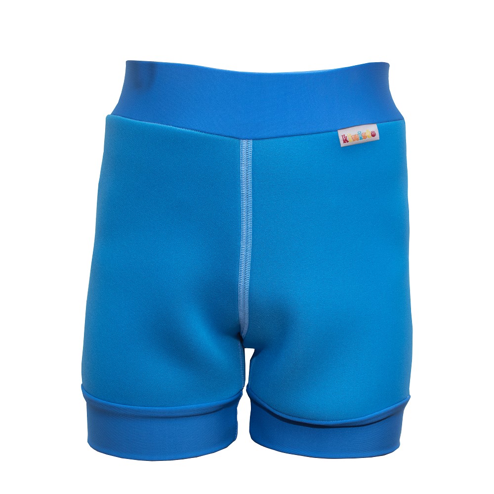 Blaue Schwimmhose aus elastischem Material, mit einem breiten Bund und gekräuselten Säumen. Die Hose hat eine nahtlose Vorderseite und ist auf einem weißen Hintergrund präsentiert. Ein kleines Markenlabel ist sichtbar.