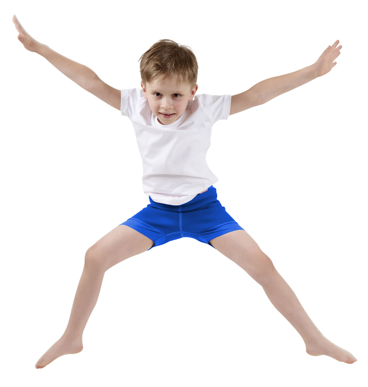 Ein Junge mit einem weißen T-Shirt und blauen Shorts springt mit weit ausgebreiteten Armen und Beinen. Er steht auf einem weißen Hintergrund und wirkt fröhlich und energisch.