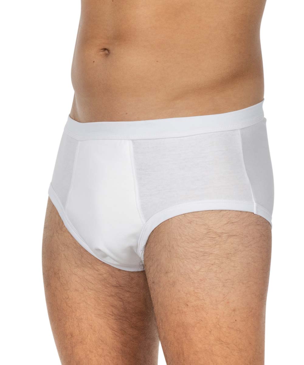 Weiße Unterwäsche für Erwachsene, eng anliegend und elastisch mit einem breiten Bund. Die Person steht seitlich, im Hintergrund ist eine neutrale Umgebung.