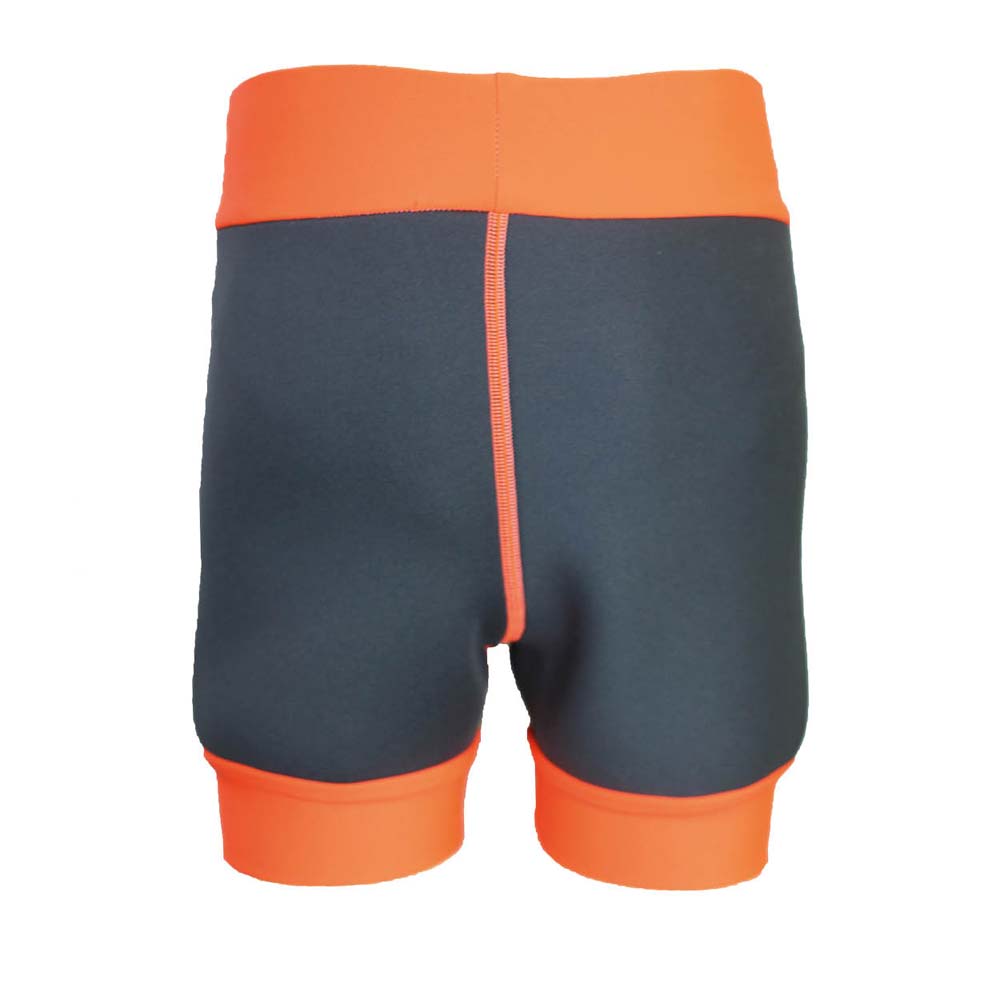Kurze, dunkelgraue Schwimmshorts mit einem leuchtend orangefarbenen Bund und Abschluss. Die Shorts haben einen schlichten, sportlichen Schnitt und einen sauberen, ausgestellten Rücken.