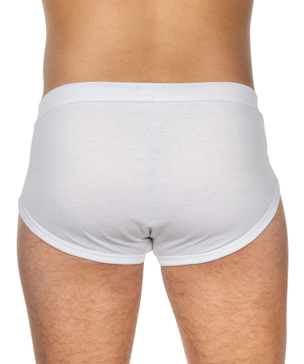 Weiße Unterwäsche ist auf der Rückseite zu sehen, mit einem elastischen Bund. Der Hintergrund ist neutral und unscharf, was den Fokus auf die Unterwäsche legt.