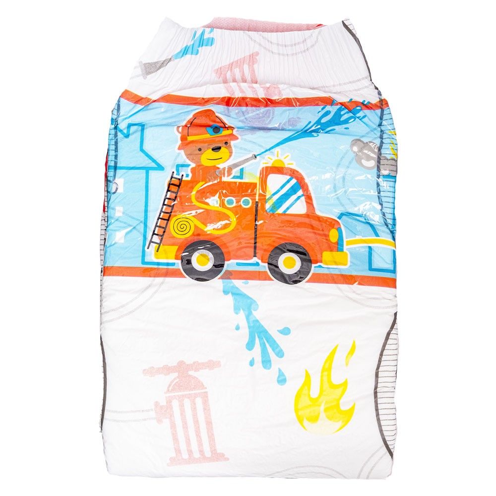 Eine Windel mit buntem Feuerwehrmotiv ist abgebildet. Die Windel zeigt ein rotes Feuerwehrauto, einen Wasserstrahl und weitere bunte Illustrationen. Der Hintergrund ist hell und kindgerecht gestaltet.