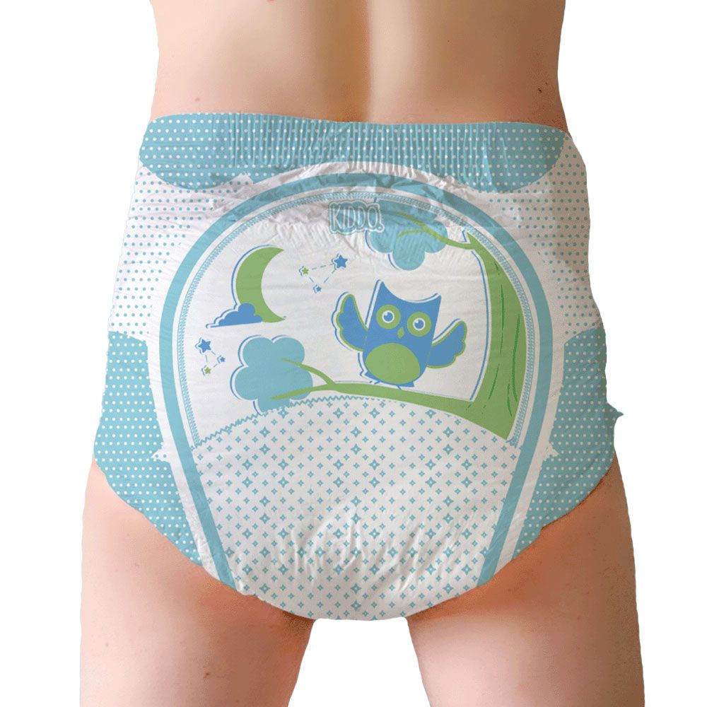 Ein Windelprodukt in buntem Design mit einem Eulen-Motiv, das auf der Rückseite sichtbar ist. Die Windel hat einen blauen und weißen Hintergrund mit geometrischen Mustern.