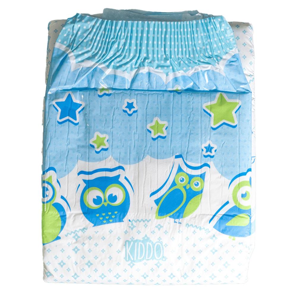 Eine Packung Windeln mit einem bunten Design in Blau, Weiß und Grün. Auf der Windel sind Eulen und Sterne abgebildet. Das Markenlogo -KIDDO- ist sichtbar.
