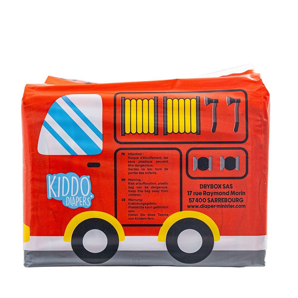 Eine Verpackung von Kinderdiapern in leuchtendem Rot, gestaltet wie ein Feuerwehrauto. Bedruckt mit Warnhinweisen in mehreren Sprachen und dem Logo -KIDDO DIAPERS-.