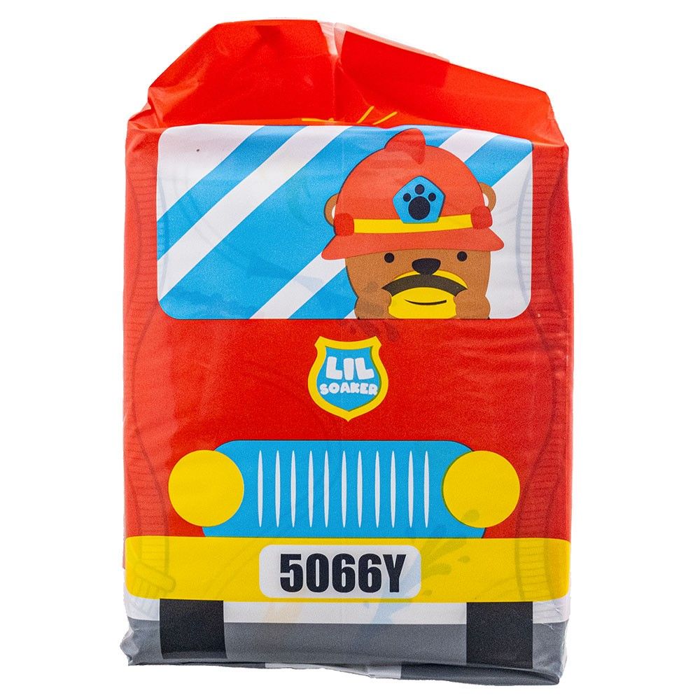 Eine bunte Verpackung für Windeln, gestaltet wie ein Feuerwehrauto. Auf der Vorderseite sind ein niedlicher Bär in Feuerwehruniform und blau-weiße Streifen abgebildet. Die Marke -LIL SOAKER- ist sichtbar.