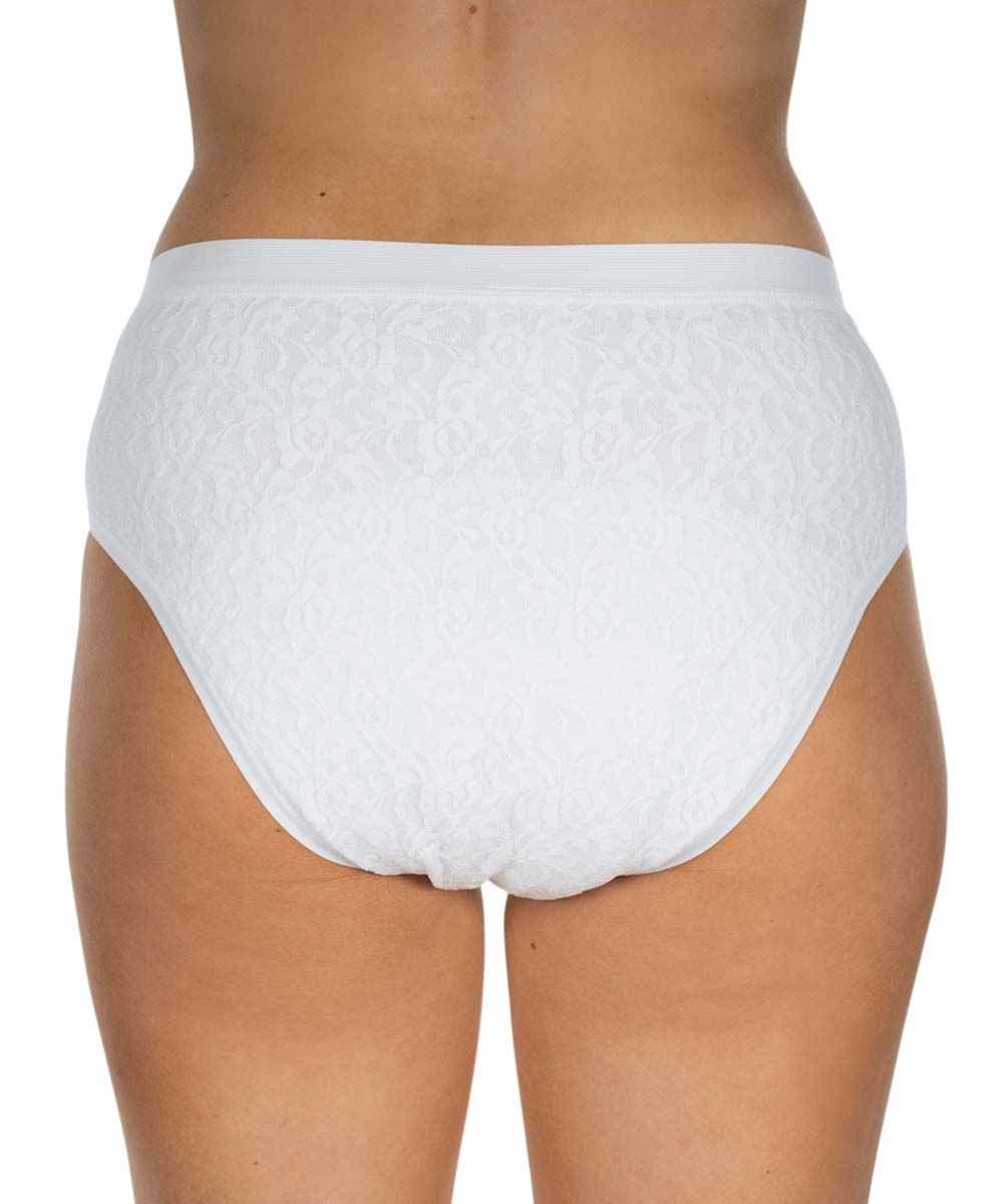 Weiße Unterwäsche mit floralem Muster ist von hinten zu sehen. Die Hose hat einen elastischen Bund und wird vor einem neutralen Hintergrund präsentiert.