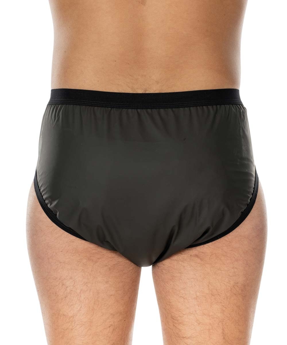 Schwarze Unterwäsche mit elastischem Bund ist im Fokus, passend und bequem sitzend. Die Sicht zeigt die Rückansicht des Trägers. Der Hintergrund ist neutral und nicht ablenkend.