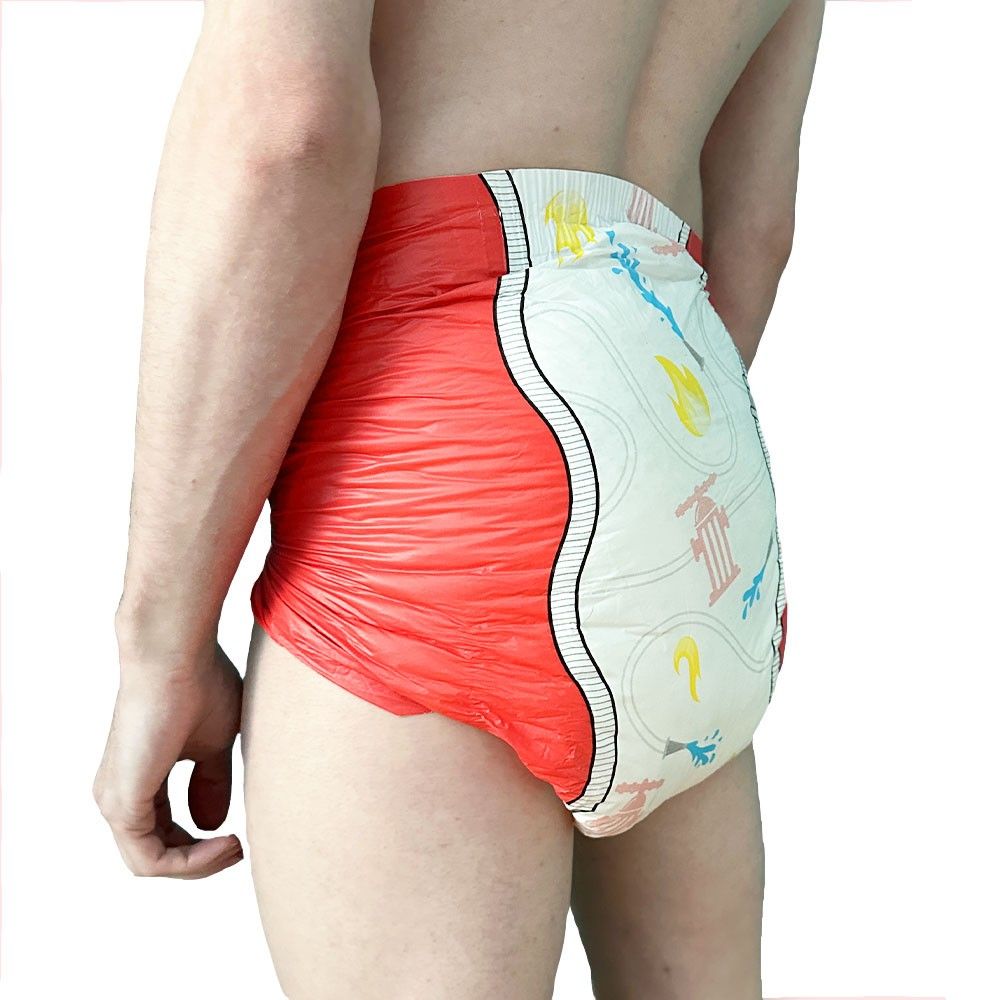 Rote Windel mit buntem Muster, die um die Hüfte einer Person sitzt. Die Windel ist eng anliegend und zeigt ein verspieltes Design. Der Hintergrund ist weiß und neutral.