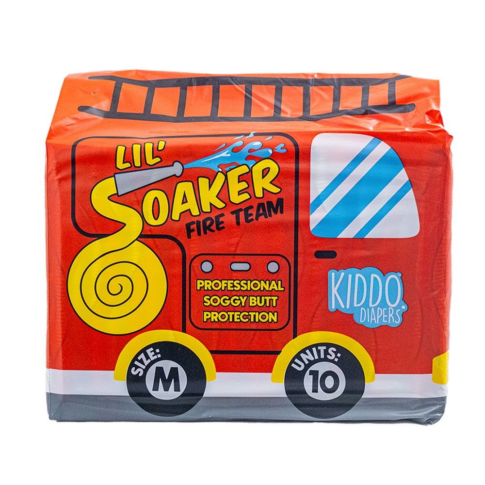 Eine Verpackung von Windeln in leuchtendem Orange, gestaltet wie ein Feuerwehrauto. Sichtbar sind die Aufschrift -Lil- Soaker Fire Team-, -Professional Soggy Butt Protection-, und Größenangaben in M mit 10 Einheiten.