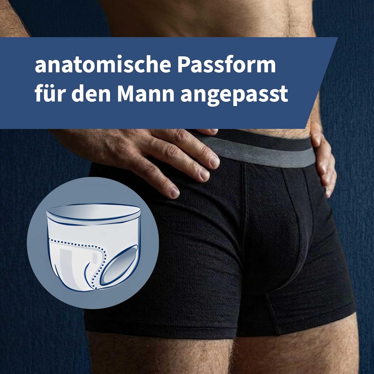 Schwarze Unterwäsche wird an einem männlichen Model präsentiert, das eine Hand in die Hüfte stemmt. Ein grafisches Element zeigt eine anatomisch angepasste Passform. Der Hintergrund ist in einem dunklen Farbton. 

Text: -anatomische Passform für den Mann 