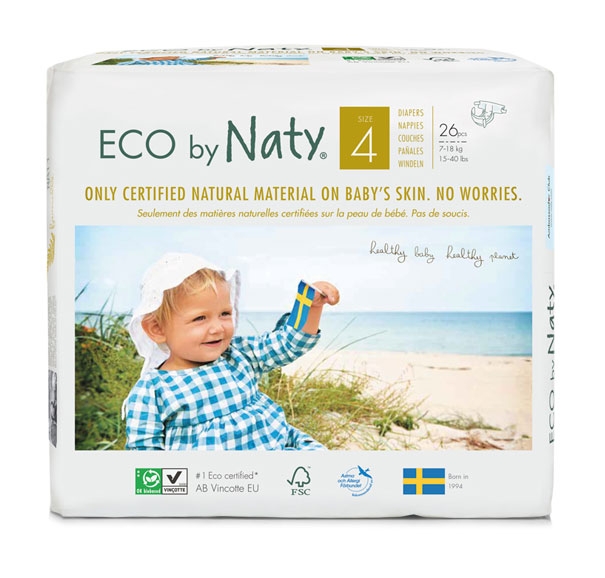 Öko by Naty Windeln Größe 4 in Verpackung. Die Packung zeigt ein lächelndes Kind mit einem Schweden-Flaggen-Symbol. Text informiert über natürliche Materialien, zertifiziert für Babys Haut.