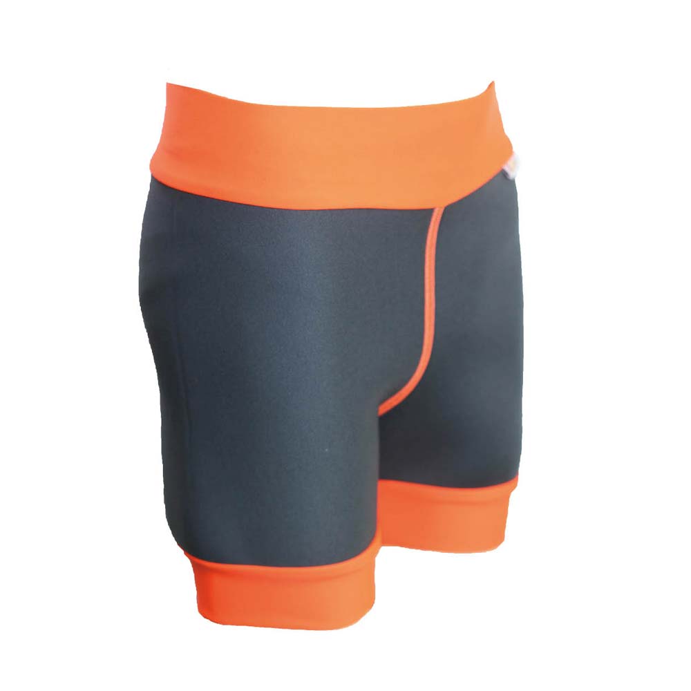 Kurze, enganliegende Schwimmhose in Schwarz und Orange, mit einem breiten, elastischen Bund. Die Hose hat eine sportliche Form und ist geeignet für Wasseraktivitäten.